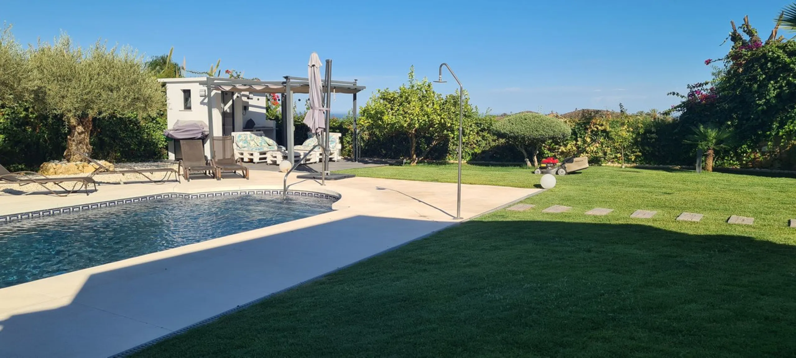 House - Detached Villa в продаже в Mijas, Málaga. В доме 3 спален и 3 ванных комнат. Площадь дома 477 м². Площадь участка 1050 м²