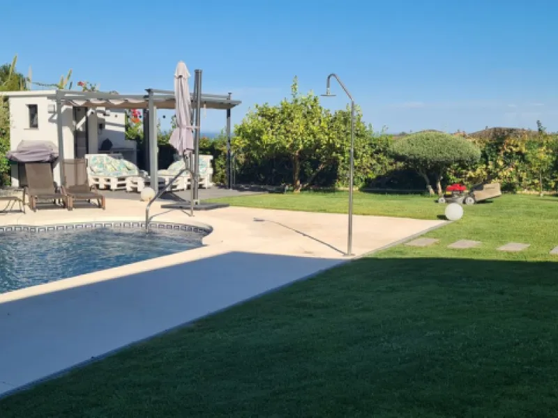House - Detached Villa в продаже в Mijas, Málaga. В доме 3 спален и 3 ванных комнат. Площадь дома 477 м². Площадь участка 1050 м²