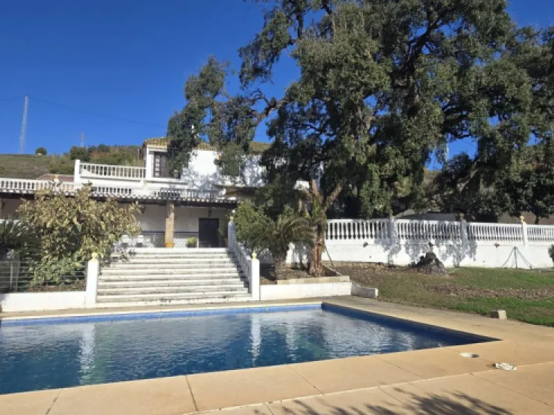 Large farm for sale in Mijas Costa 20 minutes from Marbella and 10 minutes from the center of Fuengirola.