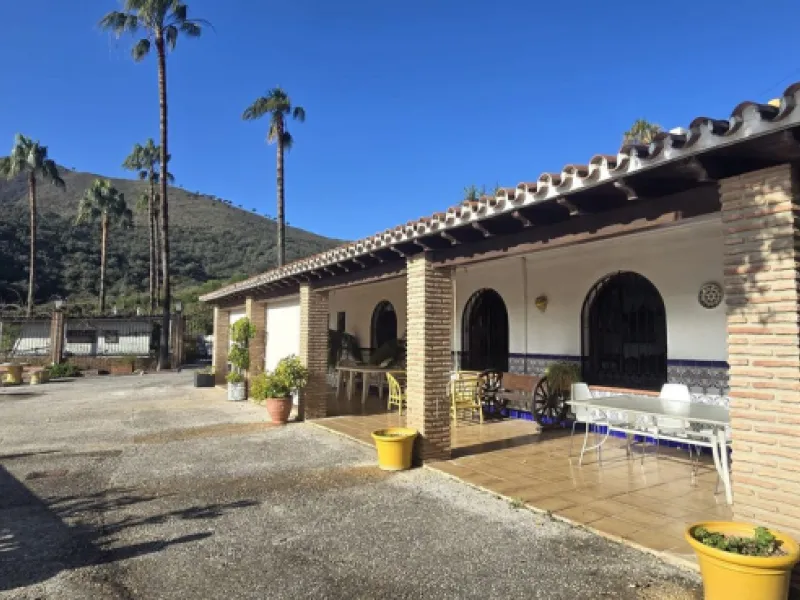Large farm for sale in Mijas Costa 20 minutes from Marbella and 10 minutes from the center of Fuengirola.