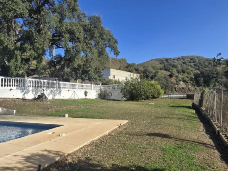 Large farm for sale in Mijas Costa 20 minutes from Marbella and 10 minutes from the center of Fuengirola.