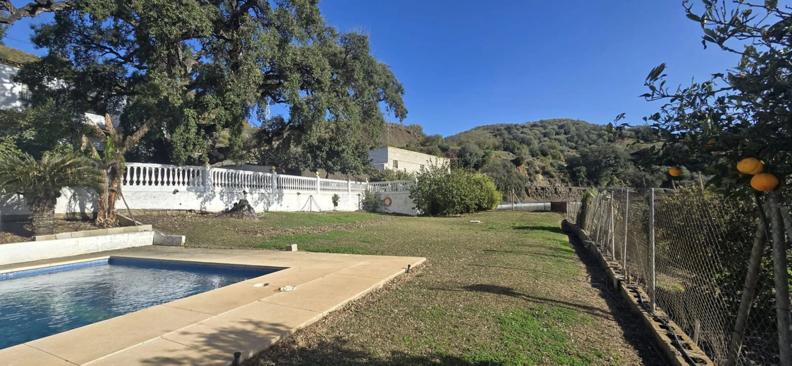 Large farm for sale in Mijas Costa 20 minutes from Marbella and 10 minutes from the center of Fuengirola.
