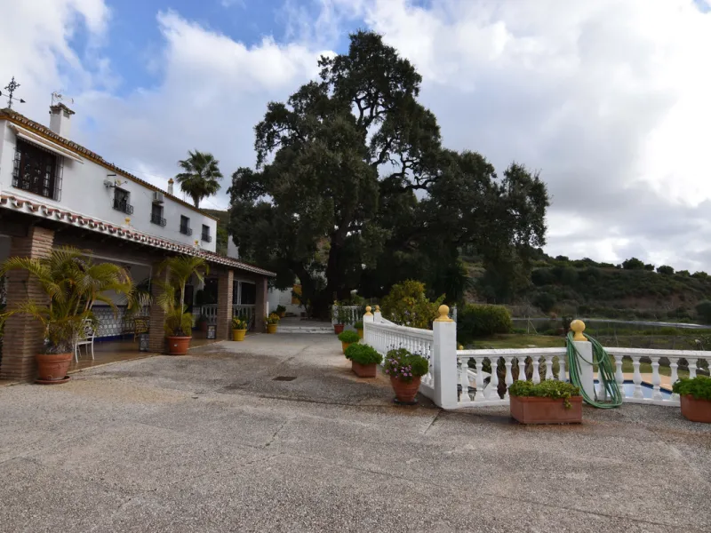 Large farm for sale in Mijas Costa 20 minutes from Marbella and 10 minutes from the center of Fuengirola.