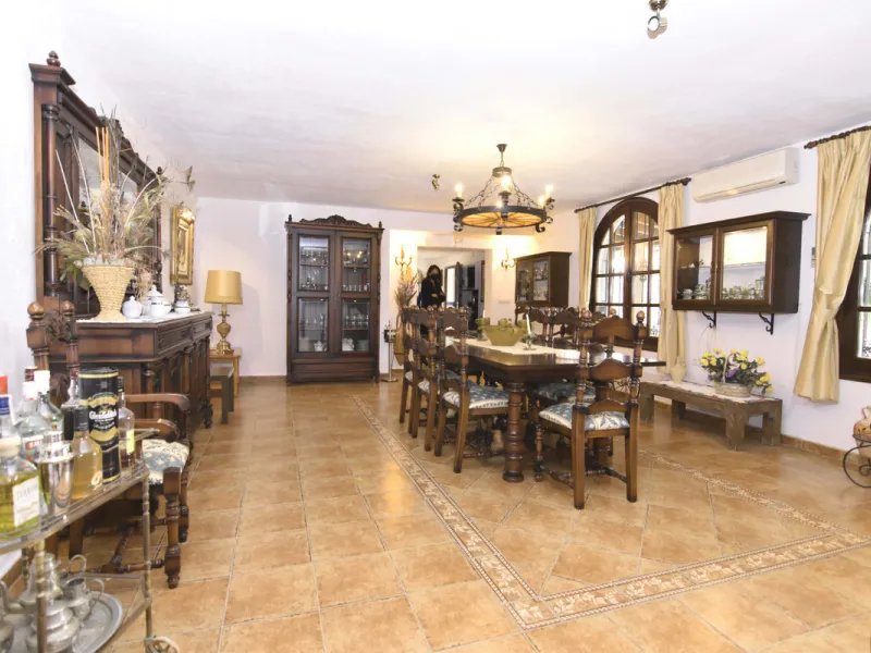 Large farm for sale in Mijas Costa 20 minutes from Marbella and 10 minutes from the center of Fuengirola.