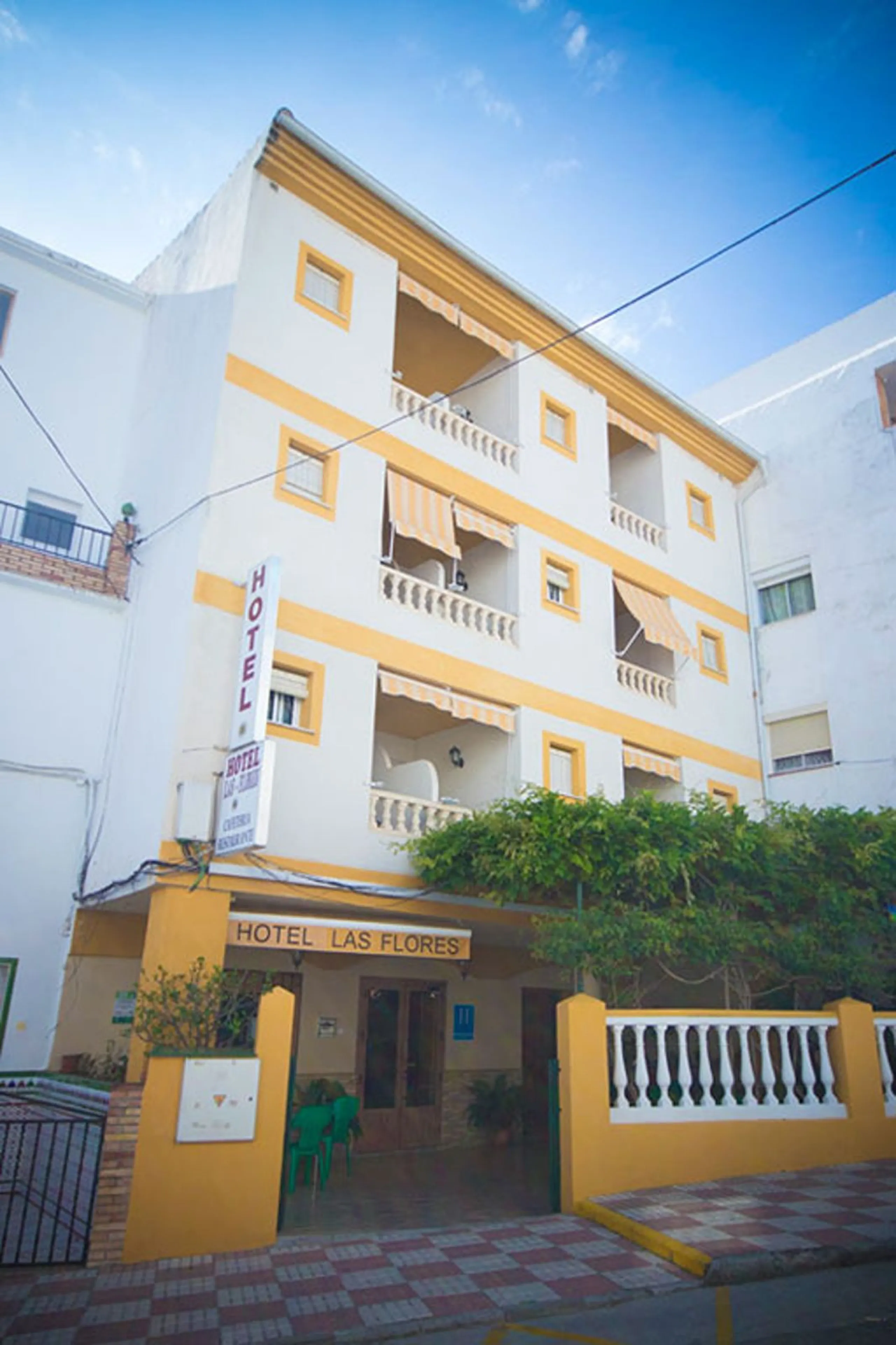 A completely renovated, ready-to-move-in hotel in the tourist town of Tolox. The hotel has 30 rooms: 3 family rooms, 23 doubles and 4 singles. The owners want to sell because of their retirement age and lack of succession.