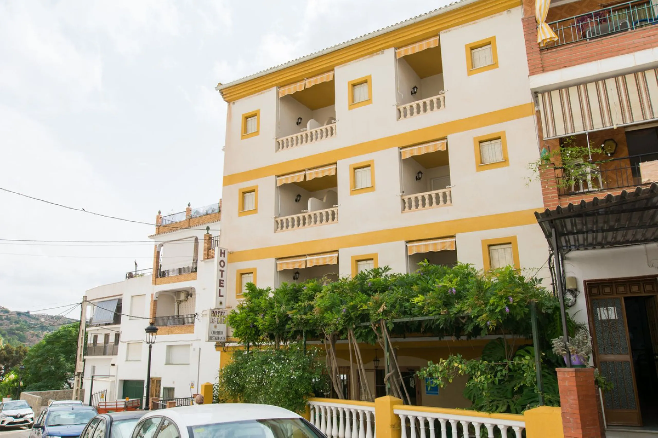 A completely renovated, ready-to-move-in hotel in the tourist town of Tolox. The hotel has 30 rooms: 3 family rooms, 23 doubles and 4 singles. The owners want to sell because of their retirement age and lack of succession.