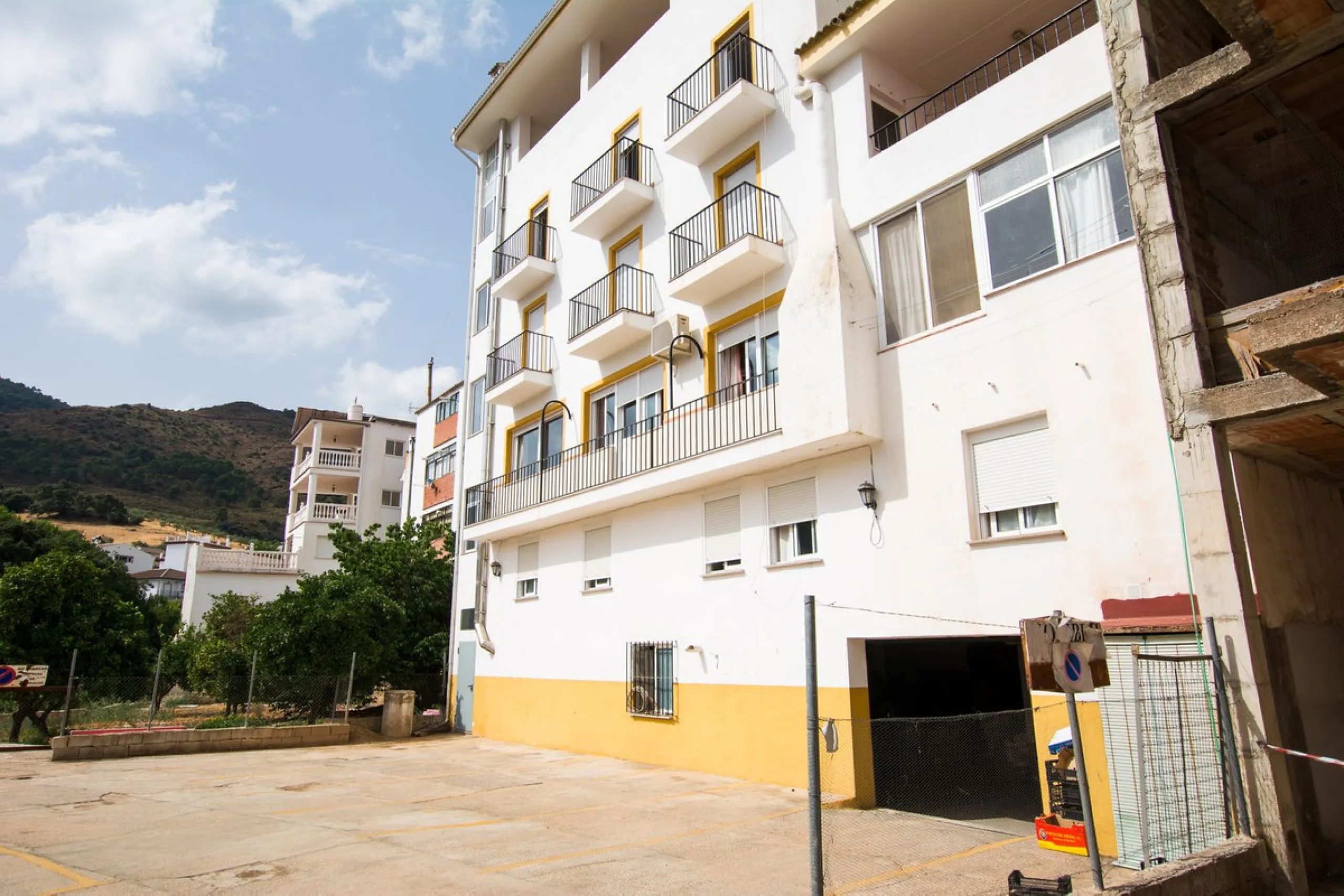 A completely renovated, ready-to-move-in hotel in the tourist town of Tolox. The hotel has 30 rooms: 3 family rooms, 23 doubles and 4 singles. The owners want to sell because of their retirement age and lack of succession.