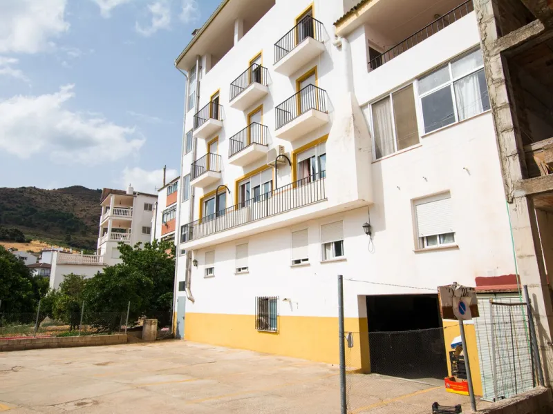 A completely renovated, ready-to-move-in hotel in the tourist town of Tolox. The hotel has 30 rooms: 3 family rooms, 23 doubles and 4 singles. The owners want to sell because of their retirement age and lack of succession.
