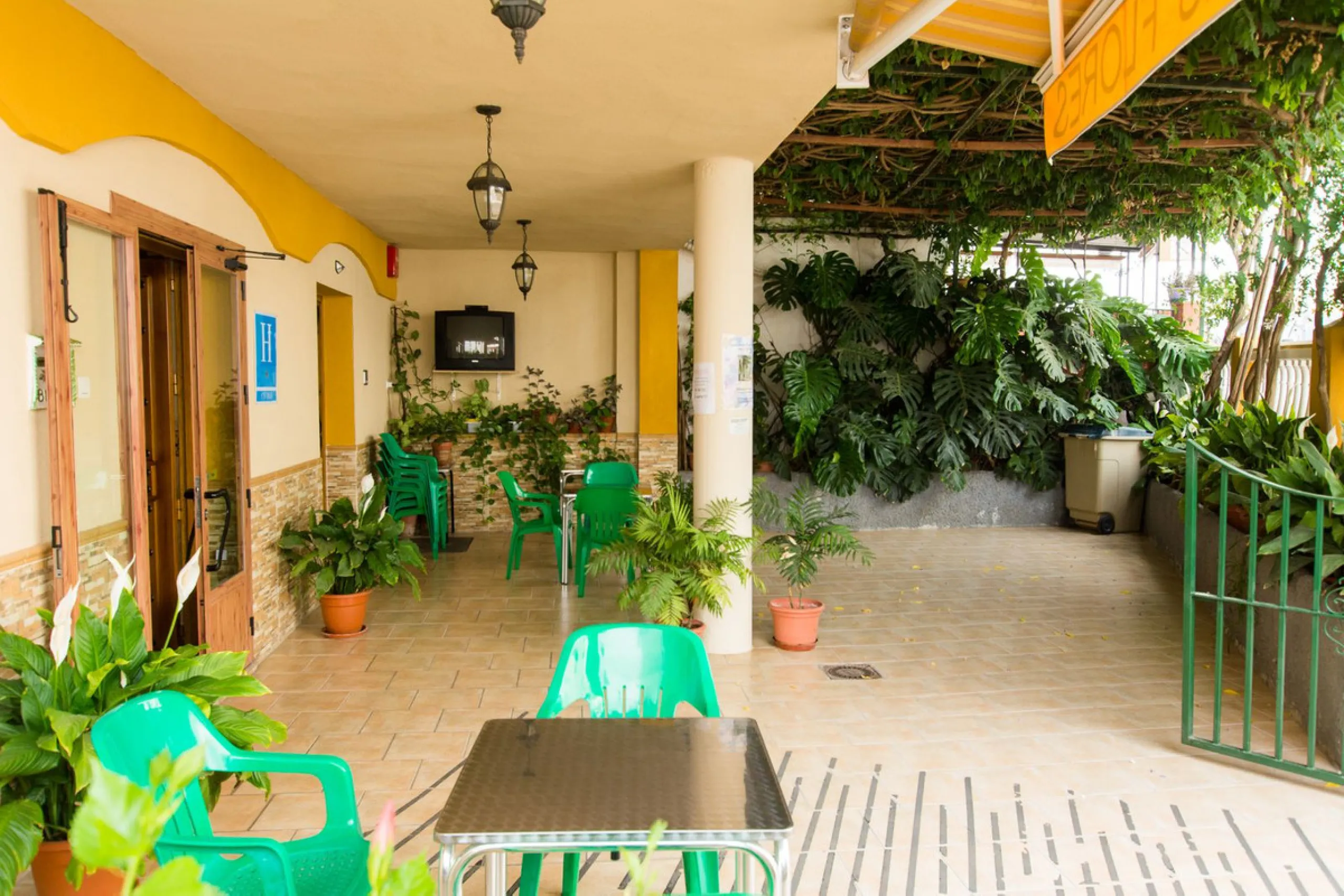 A completely renovated, ready-to-move-in hotel in the tourist town of Tolox. The hotel has 30 rooms: 3 family rooms, 23 doubles and 4 singles. The owners want to sell because of their retirement age and lack of succession.