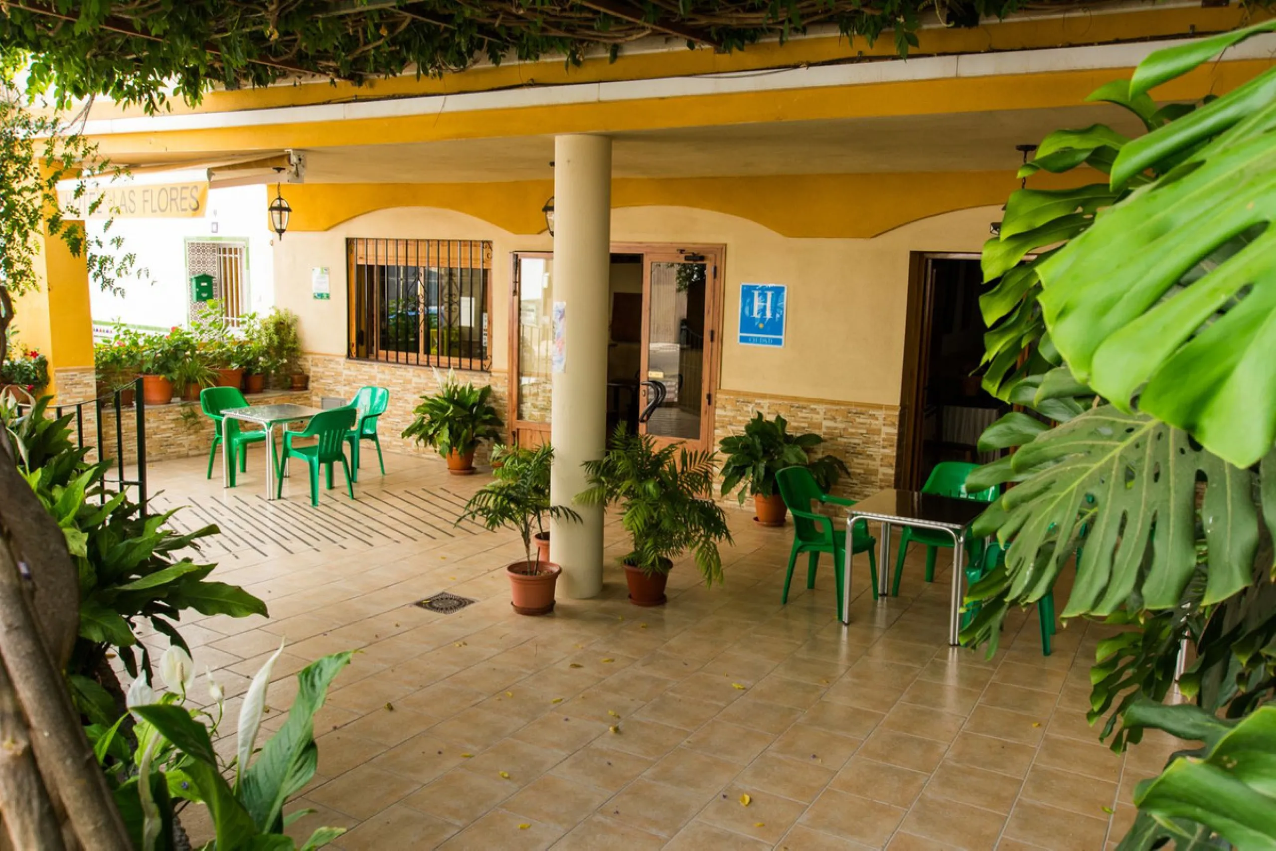 A completely renovated, ready-to-move-in hotel in the tourist town of Tolox. The hotel has 30 rooms: 3 family rooms, 23 doubles and 4 singles. The owners want to sell because of their retirement age and lack of succession.
