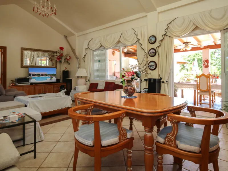 Geräumige Villa mit separatem Gästeappartement in ruhiger Lage