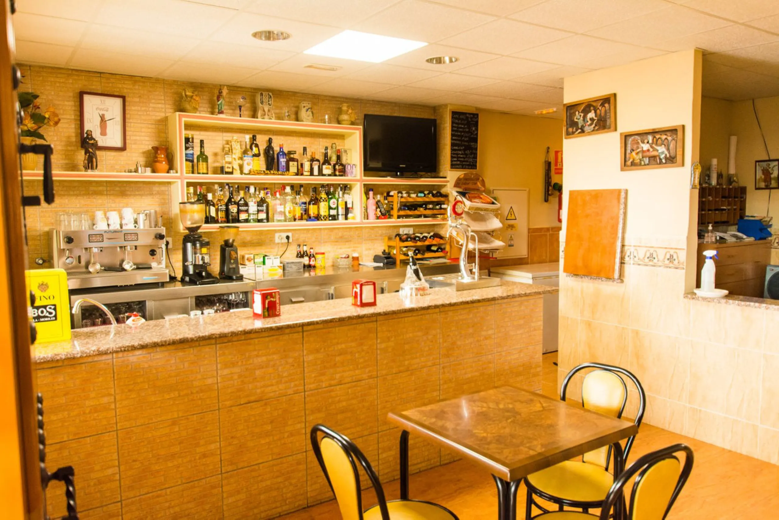 A completely renovated, ready-to-move-in hotel in the tourist town of Tolox. The hotel has 30 rooms: 3 family rooms, 23 doubles and 4 singles. The owners want to sell because of their retirement age and lack of succession.