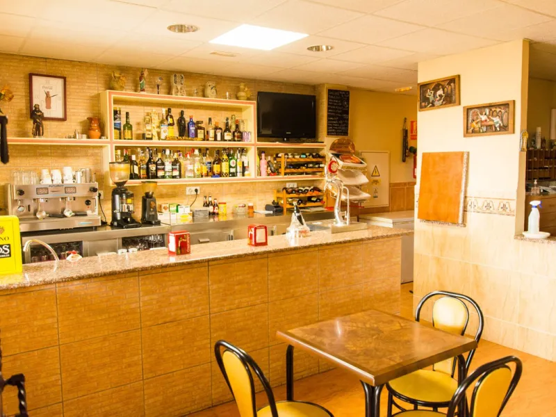 A completely renovated, ready-to-move-in hotel in the tourist town of Tolox. The hotel has 30 rooms: 3 family rooms, 23 doubles and 4 singles. The owners want to sell because of their retirement age and lack of succession.