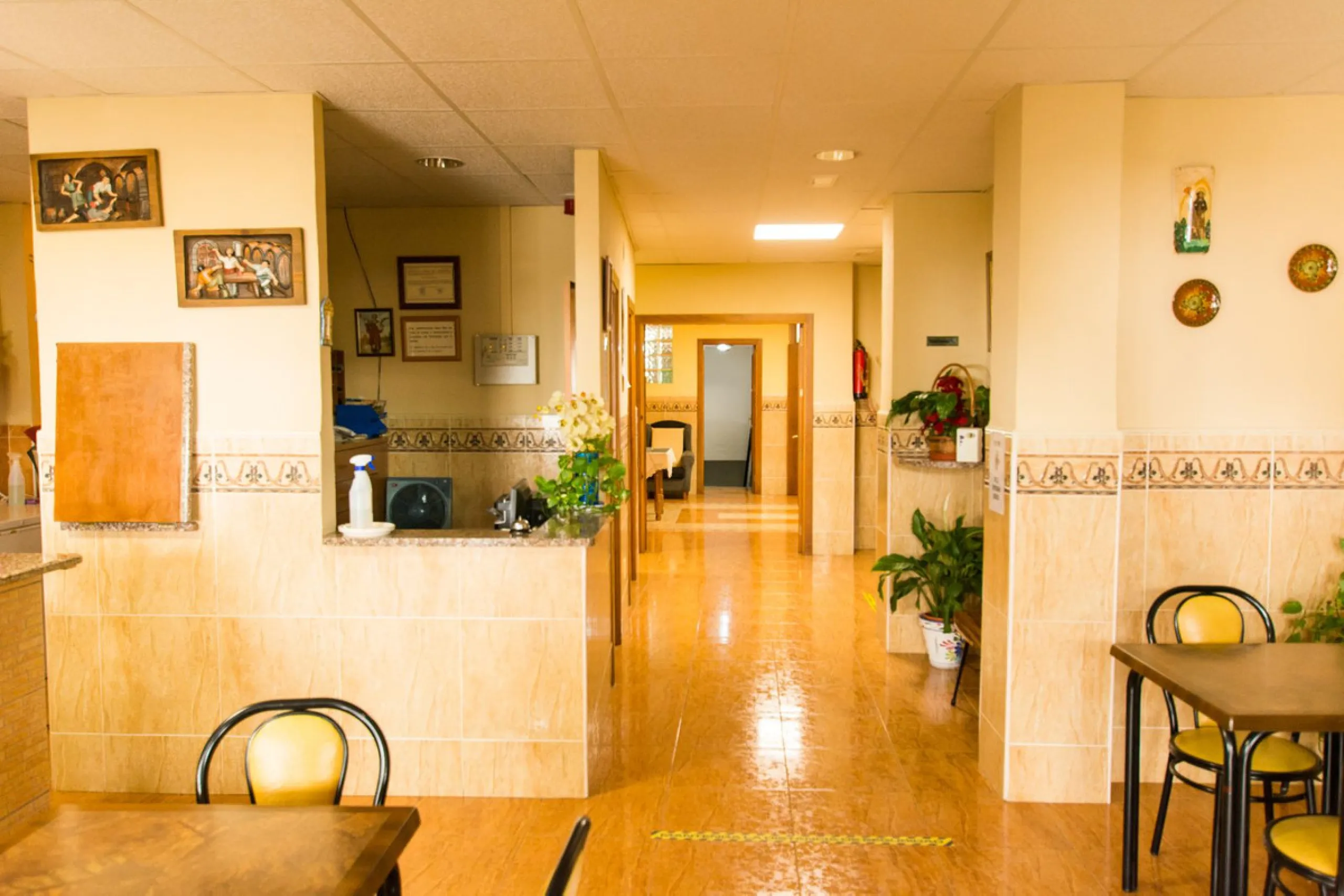 A completely renovated, ready-to-move-in hotel in the tourist town of Tolox. The hotel has 30 rooms: 3 family rooms, 23 doubles and 4 singles. The owners want to sell because of their retirement age and lack of succession.