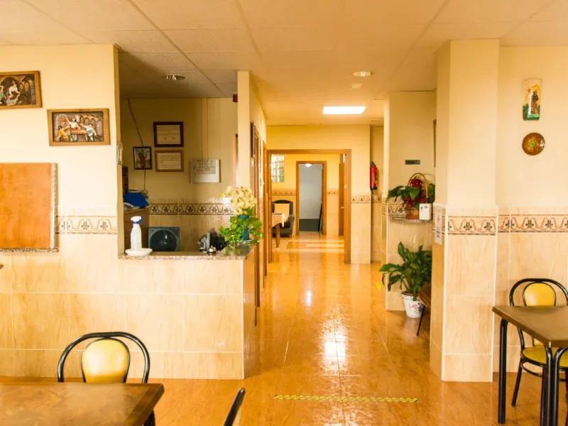 A completely renovated, ready-to-move-in hotel in the tourist town of Tolox. The hotel has 30 rooms: 3 family rooms, 23 doubles and 4 singles. The owners want to sell because of their retirement age and lack of succession.