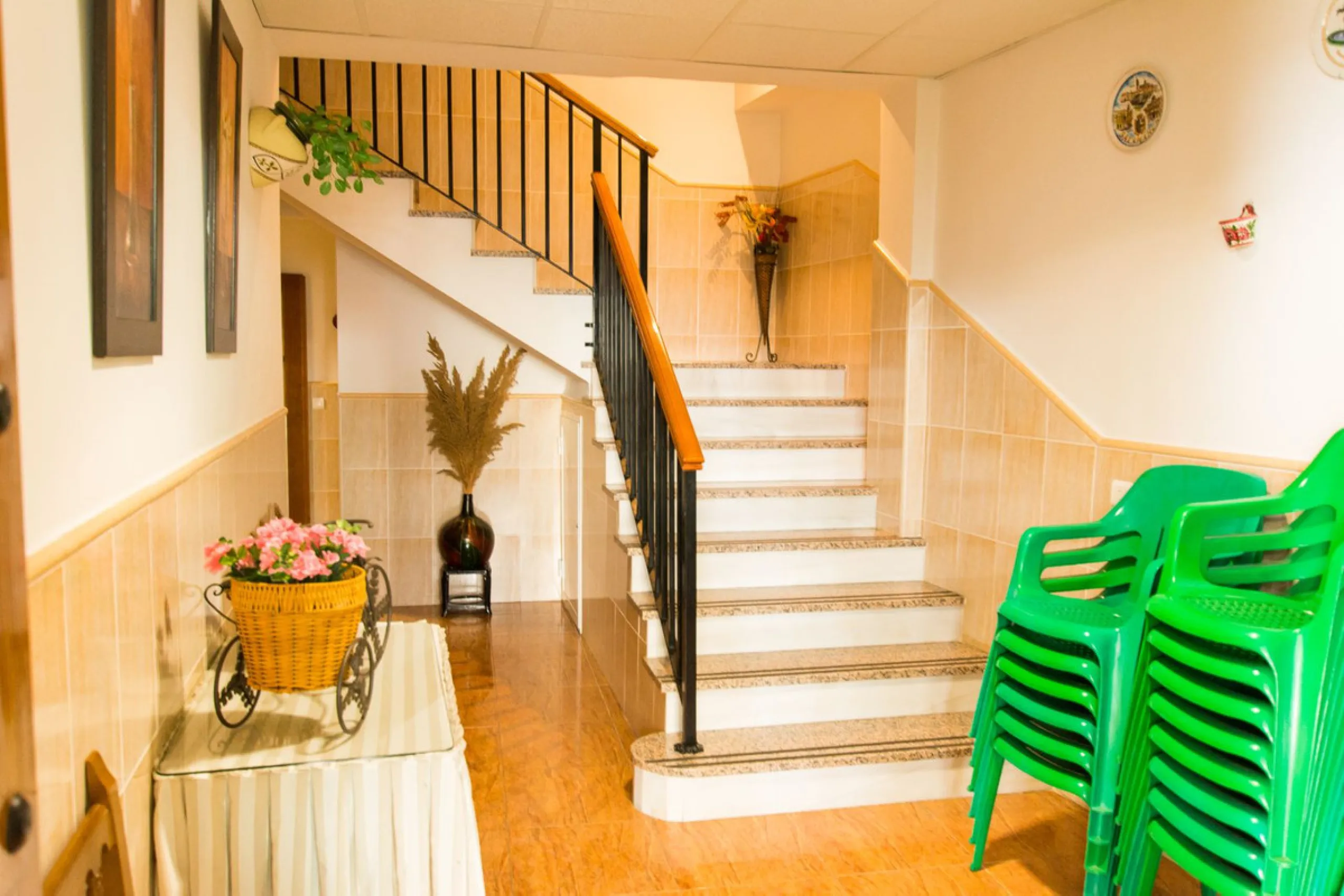 A completely renovated, ready-to-move-in hotel in the tourist town of Tolox. The hotel has 30 rooms: 3 family rooms, 23 doubles and 4 singles. The owners want to sell because of their retirement age and lack of succession.