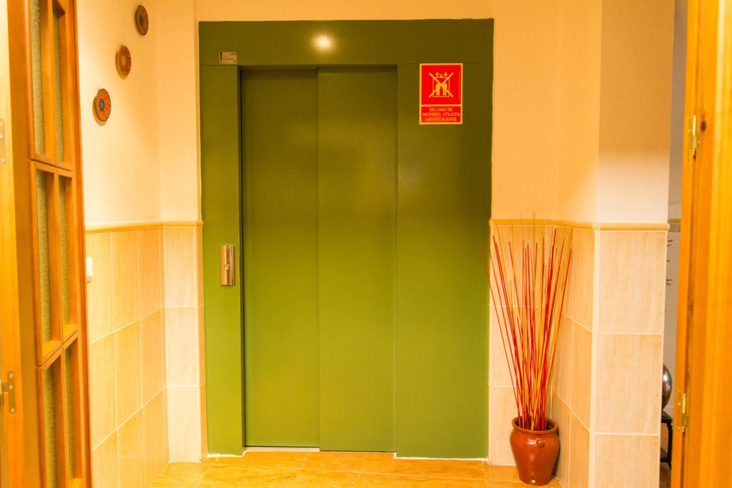 A completely renovated, ready-to-move-in hotel in the tourist town of Tolox. The hotel has 30 rooms: 3 family rooms, 23 doubles and 4 singles. The owners want to sell because of their retirement age and lack of succession.