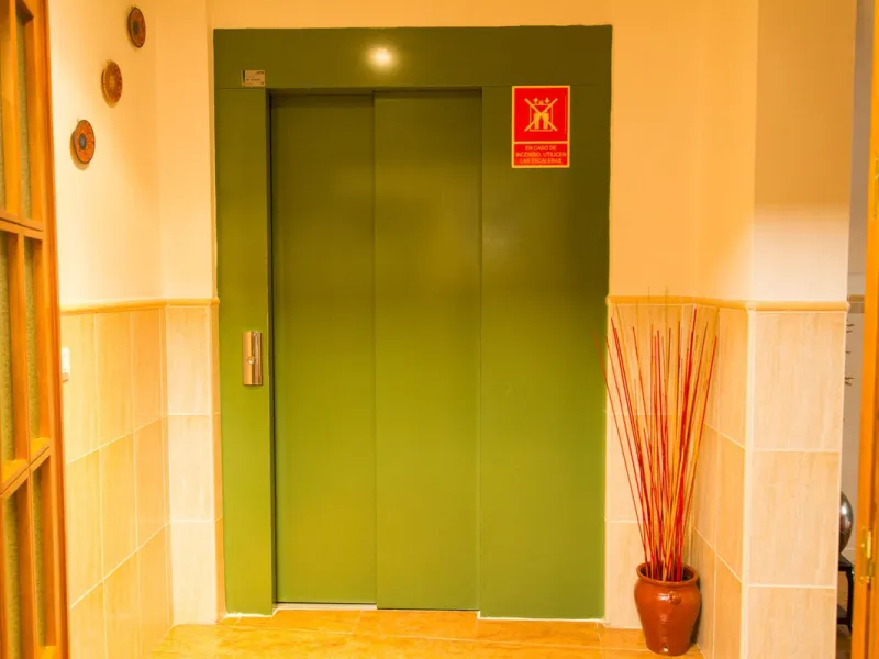 A completely renovated, ready-to-move-in hotel in the tourist town of Tolox. The hotel has 30 rooms: 3 family rooms, 23 doubles and 4 singles. The owners want to sell because of their retirement age and lack of succession.