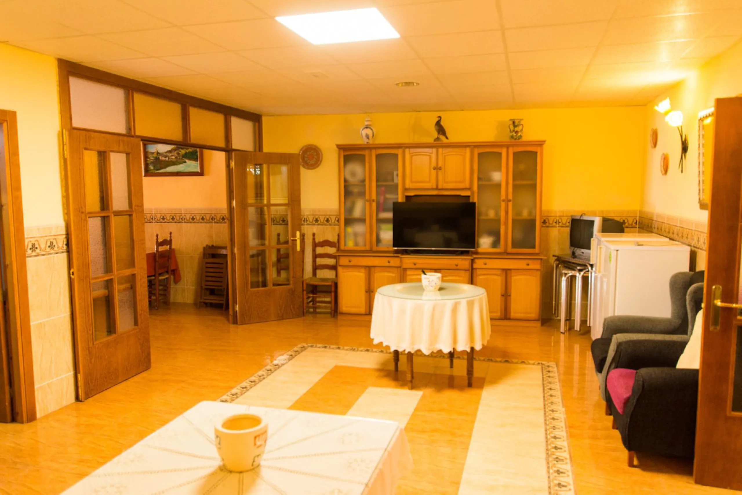 A completely renovated, ready-to-move-in hotel in the tourist town of Tolox. The hotel has 30 rooms: 3 family rooms, 23 doubles and 4 singles. The owners want to sell because of their retirement age and lack of succession.