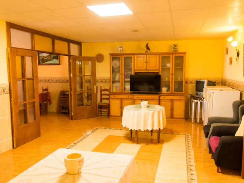 A completely renovated, ready-to-move-in hotel in the tourist town of Tolox. The hotel has 30 rooms: 3 family rooms, 23 doubles and 4 singles. The owners want to sell because of their retirement age and lack of succession.