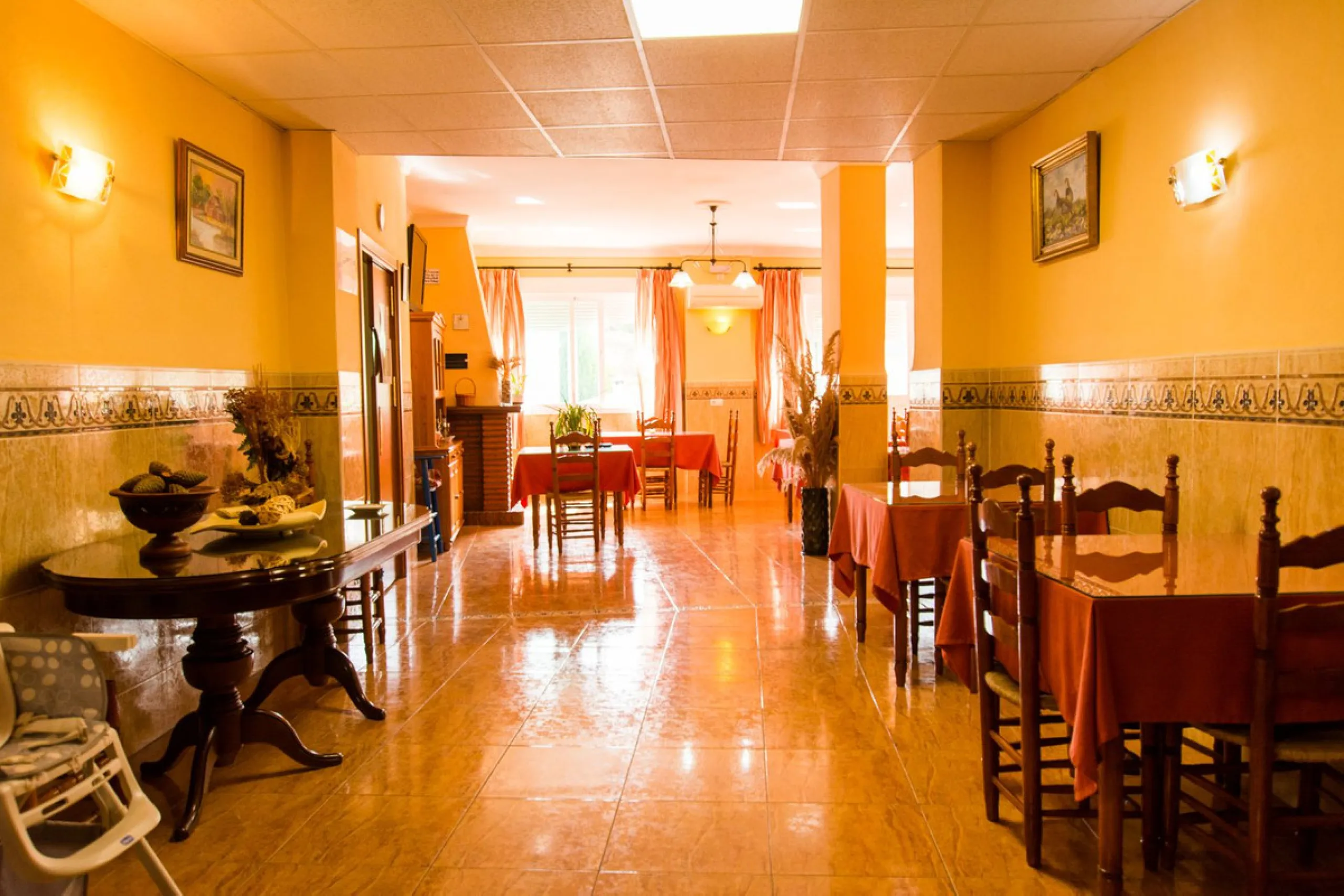 A completely renovated, ready-to-move-in hotel in the tourist town of Tolox. The hotel has 30 rooms: 3 family rooms, 23 doubles and 4 singles. The owners want to sell because of their retirement age and lack of succession.