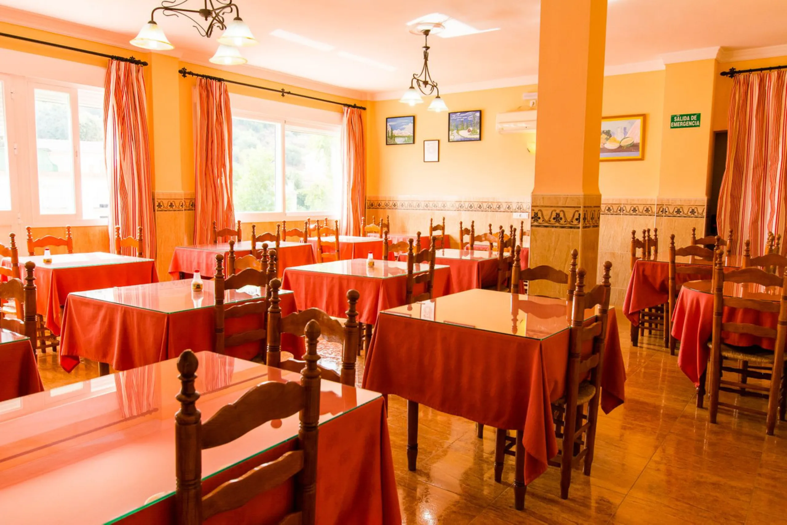 A completely renovated, ready-to-move-in hotel in the tourist town of Tolox. The hotel has 30 rooms: 3 family rooms, 23 doubles and 4 singles. The owners want to sell because of their retirement age and lack of succession.