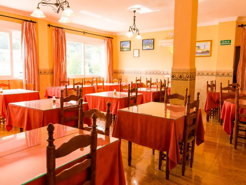 A completely renovated, ready-to-move-in hotel in the tourist town of Tolox. The hotel has 30 rooms: 3 family rooms, 23 doubles and 4 singles. The owners want to sell because of their retirement age and lack of succession.