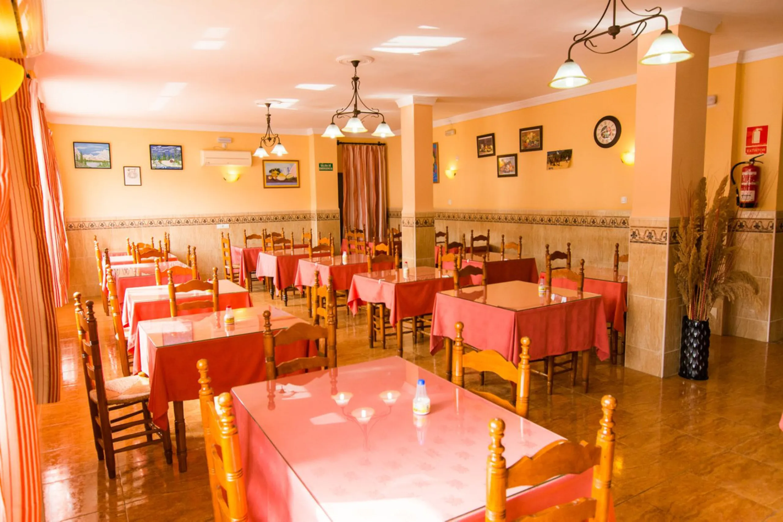 A completely renovated, ready-to-move-in hotel in the tourist town of Tolox. The hotel has 30 rooms: 3 family rooms, 23 doubles and 4 singles. The owners want to sell because of their retirement age and lack of succession.
