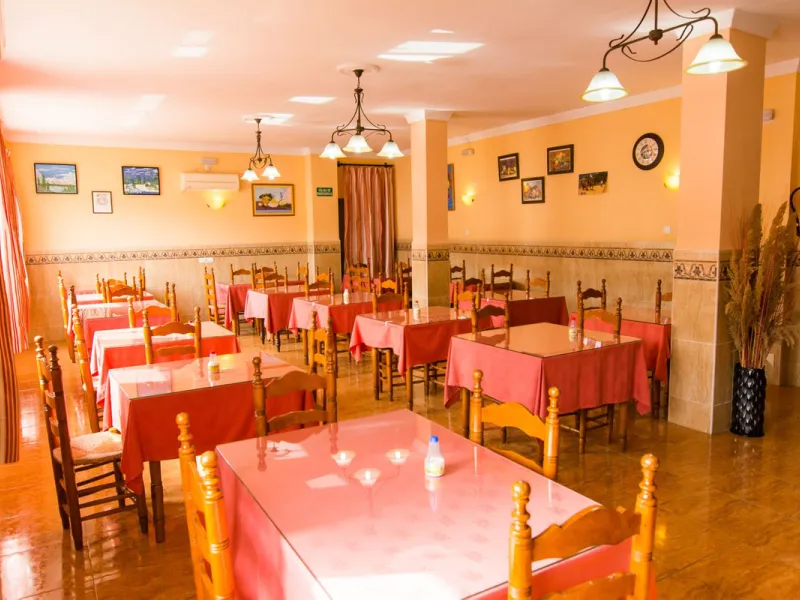 A completely renovated, ready-to-move-in hotel in the tourist town of Tolox. The hotel has 30 rooms: 3 family rooms, 23 doubles and 4 singles. The owners want to sell because of their retirement age and lack of succession.