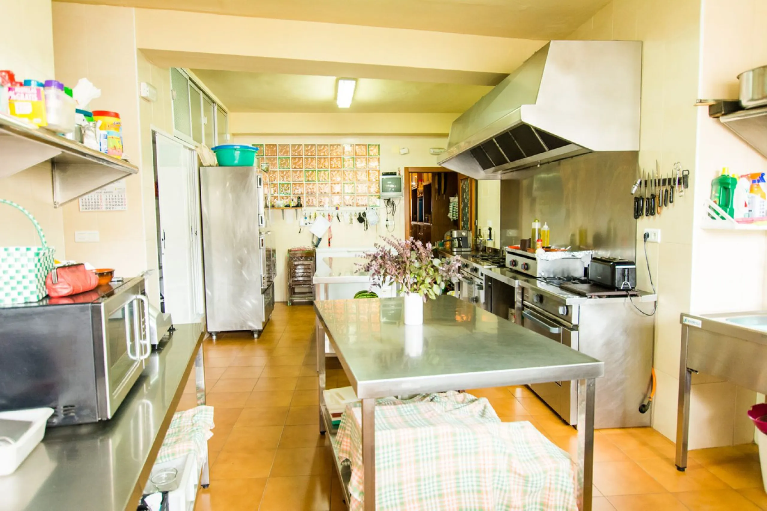 A completely renovated, ready-to-move-in hotel in the tourist town of Tolox. The hotel has 30 rooms: 3 family rooms, 23 doubles and 4 singles. The owners want to sell because of their retirement age and lack of succession.