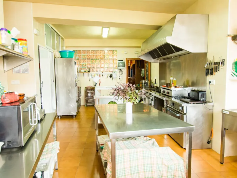 A completely renovated, ready-to-move-in hotel in the tourist town of Tolox. The hotel has 30 rooms: 3 family rooms, 23 doubles and 4 singles. The owners want to sell because of their retirement age and lack of succession.