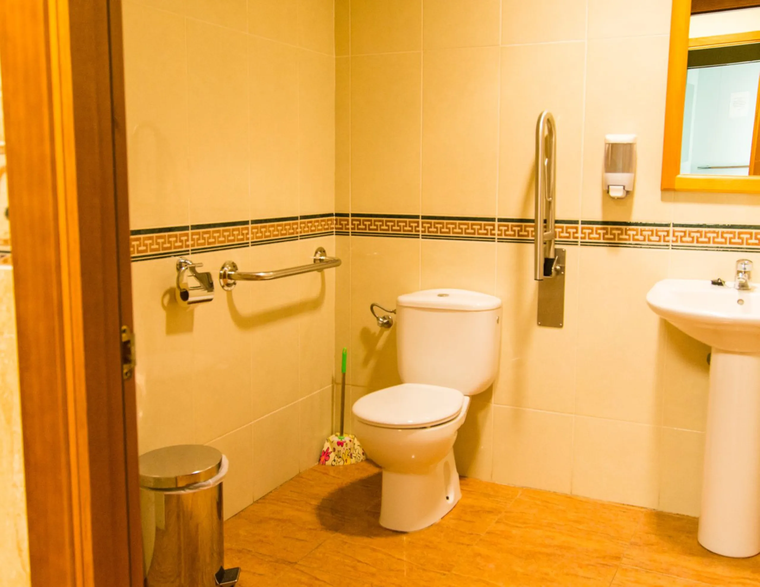 A completely renovated, ready-to-move-in hotel in the tourist town of Tolox. The hotel has 30 rooms: 3 family rooms, 23 doubles and 4 singles. The owners want to sell because of their retirement age and lack of succession.