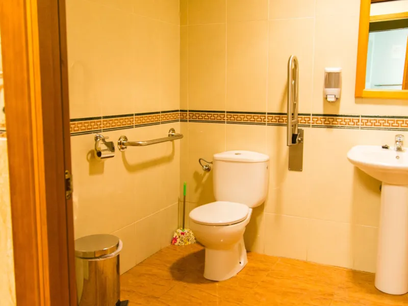 A completely renovated, ready-to-move-in hotel in the tourist town of Tolox. The hotel has 30 rooms: 3 family rooms, 23 doubles and 4 singles. The owners want to sell because of their retirement age and lack of succession.