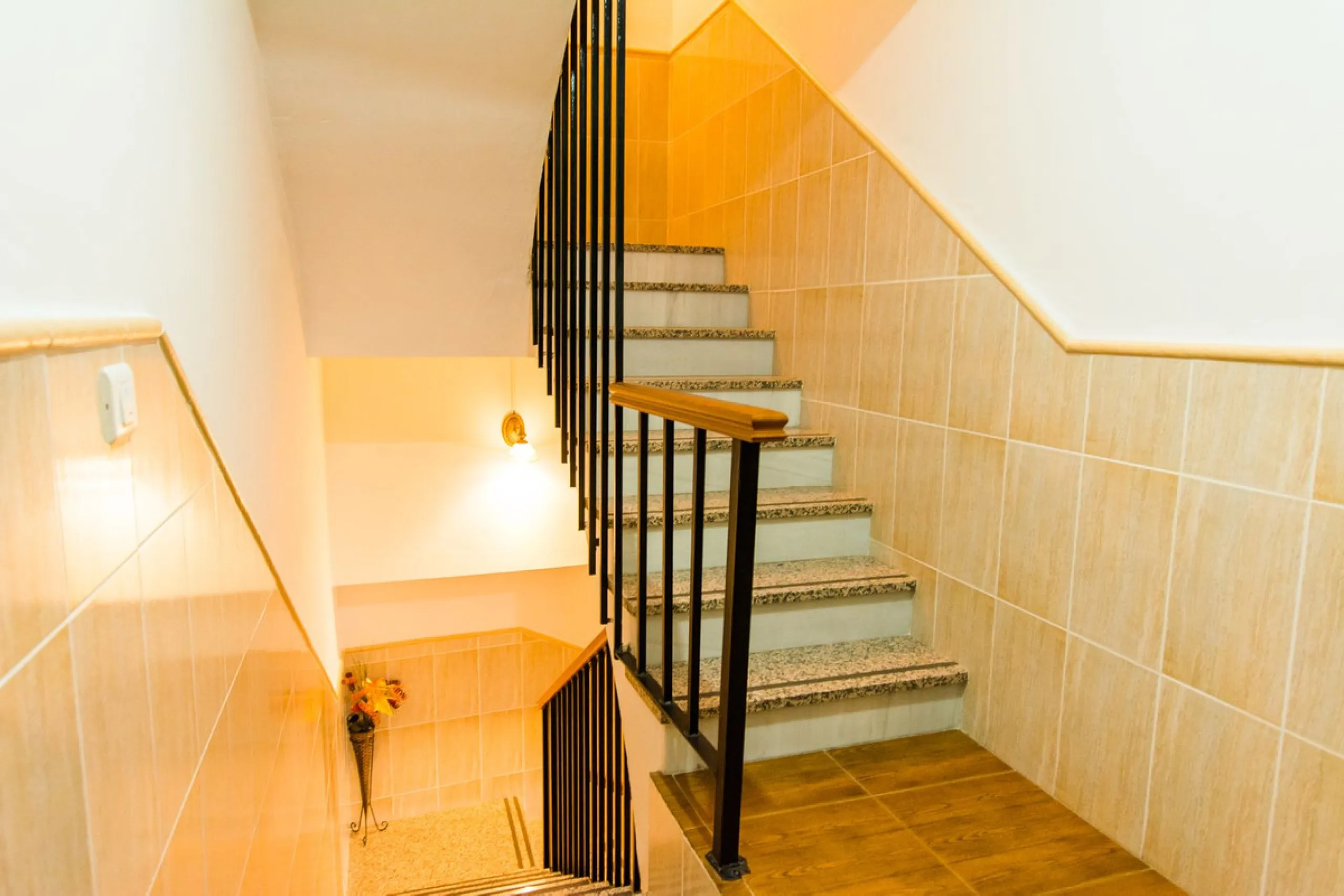 A completely renovated, ready-to-move-in hotel in the tourist town of Tolox. The hotel has 30 rooms: 3 family rooms, 23 doubles and 4 singles. The owners want to sell because of their retirement age and lack of succession.
