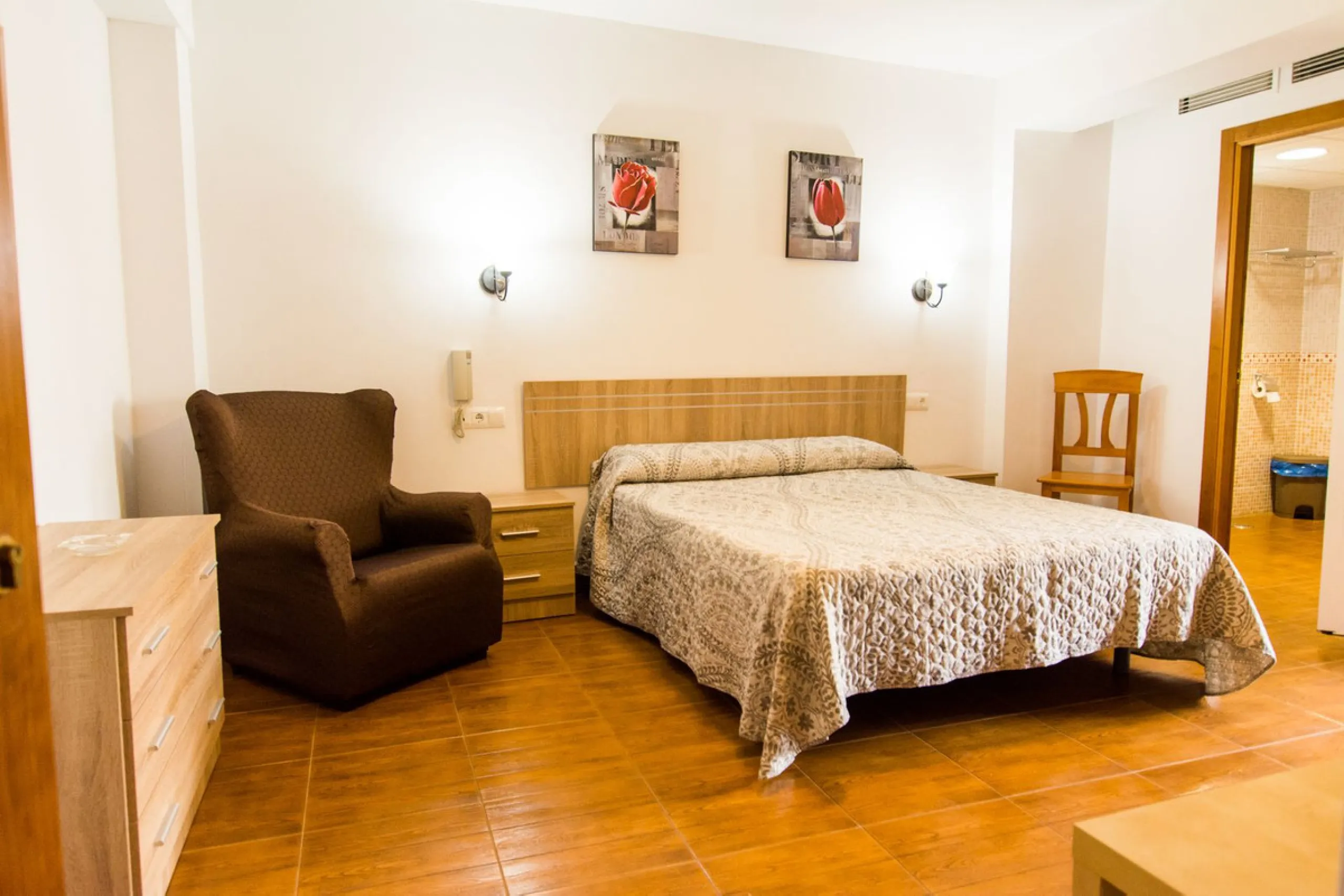 A completely renovated, ready-to-move-in hotel in the tourist town of Tolox. The hotel has 30 rooms: 3 family rooms, 23 doubles and 4 singles. The owners want to sell because of their retirement age and lack of succession.