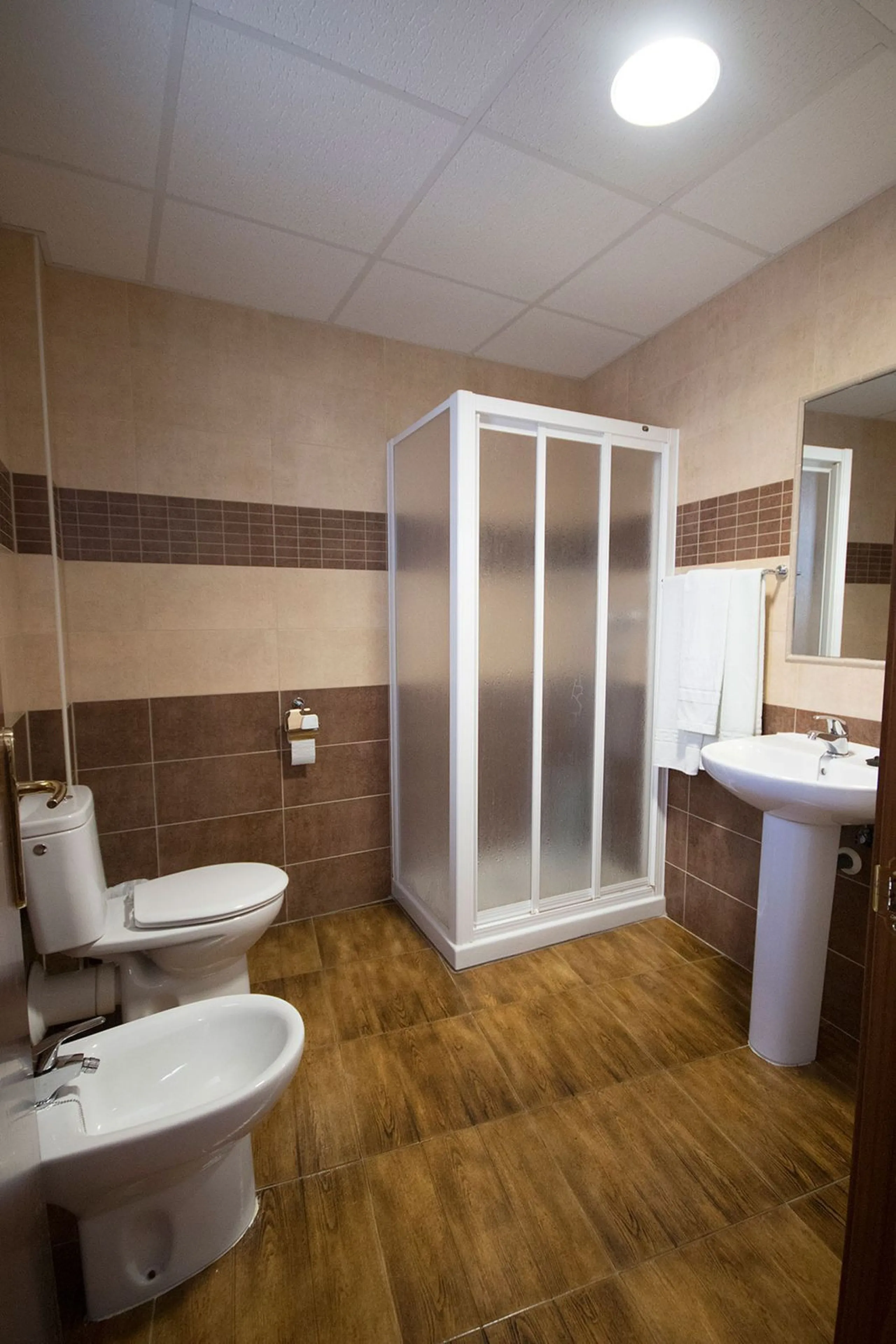 A completely renovated, ready-to-move-in hotel in the tourist town of Tolox. The hotel has 30 rooms: 3 family rooms, 23 doubles and 4 singles. The owners want to sell because of their retirement age and lack of succession.