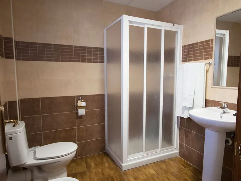 A completely renovated, ready-to-move-in hotel in the tourist town of Tolox. The hotel has 30 rooms: 3 family rooms, 23 doubles and 4 singles. The owners want to sell because of their retirement age and lack of succession.