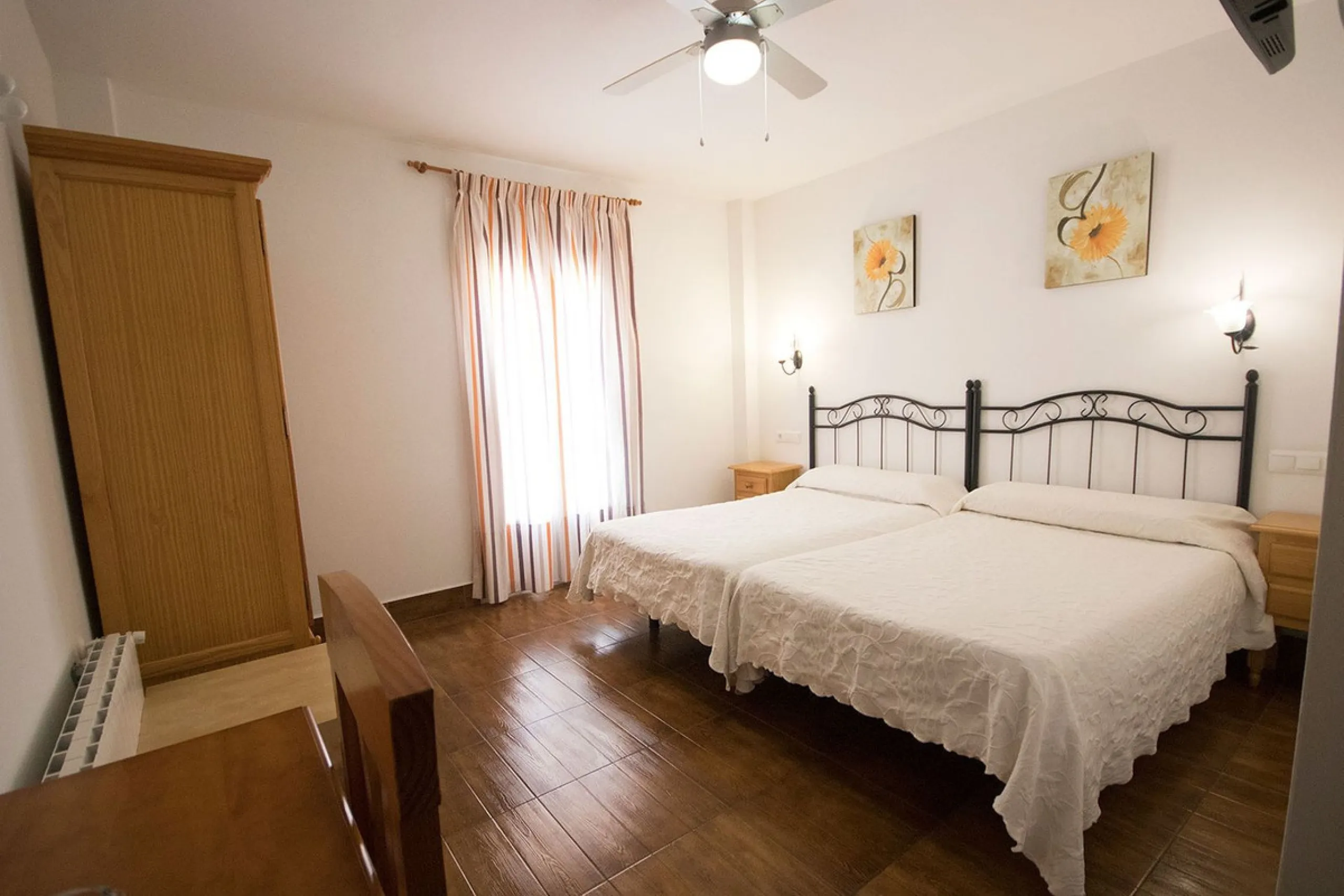 A completely renovated, ready-to-move-in hotel in the tourist town of Tolox. The hotel has 30 rooms: 3 family rooms, 23 doubles and 4 singles. The owners want to sell because of their retirement age and lack of succession.