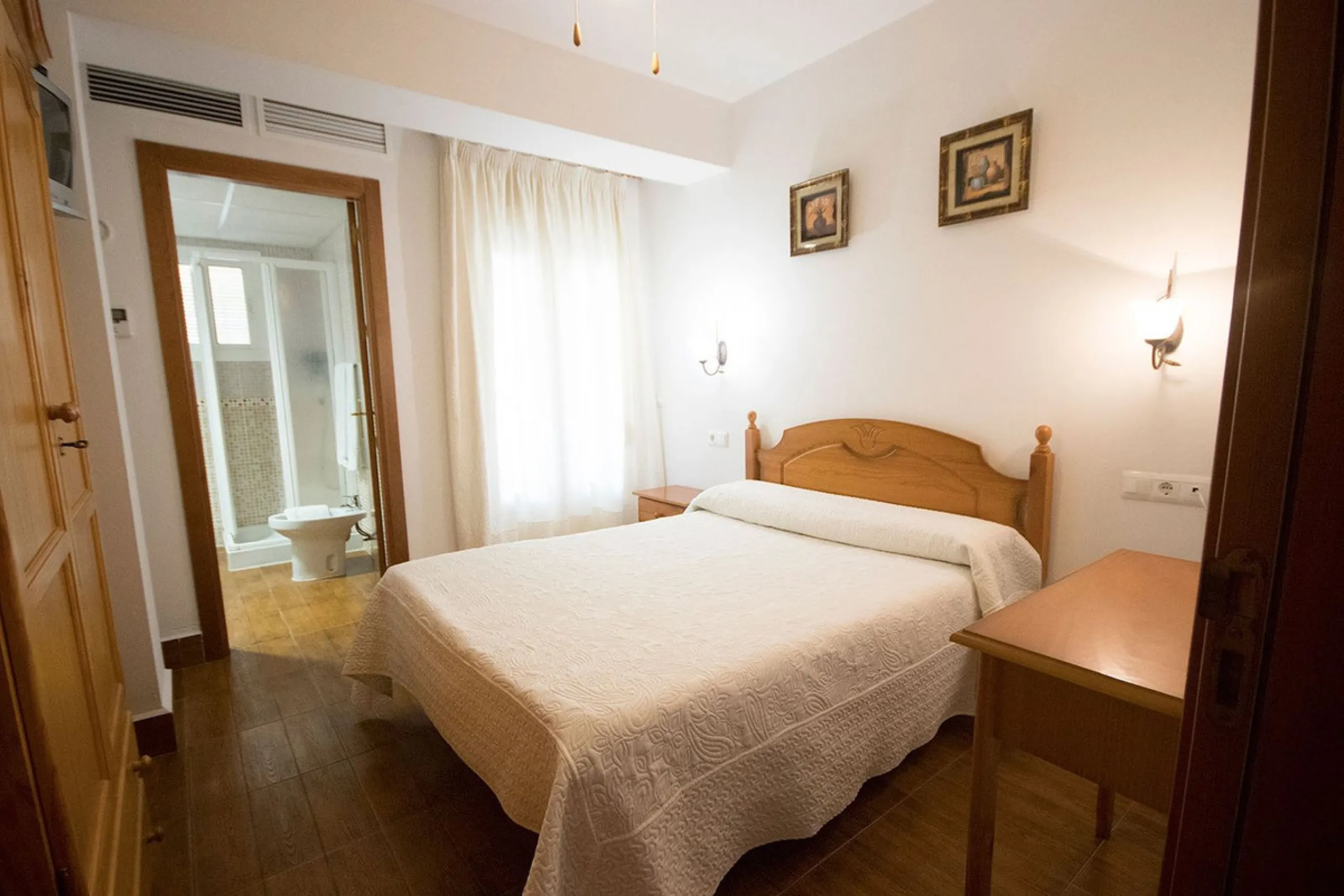 A completely renovated, ready-to-move-in hotel in the tourist town of Tolox. The hotel has 30 rooms: 3 family rooms, 23 doubles and 4 singles. The owners want to sell because of their retirement age and lack of succession.