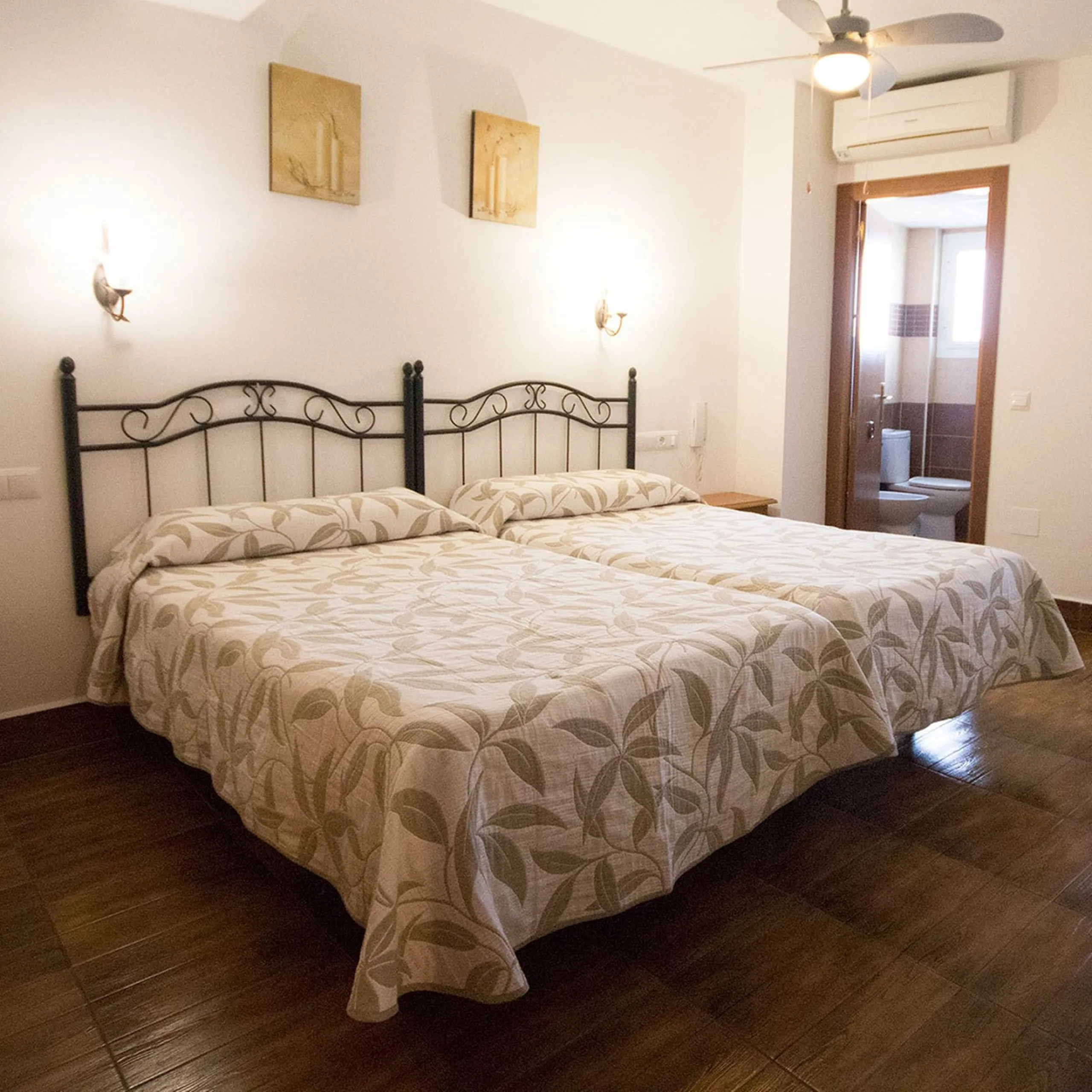 A completely renovated, ready-to-move-in hotel in the tourist town of Tolox. The hotel has 30 rooms: 3 family rooms, 23 doubles and 4 singles. The owners want to sell because of their retirement age and lack of succession.