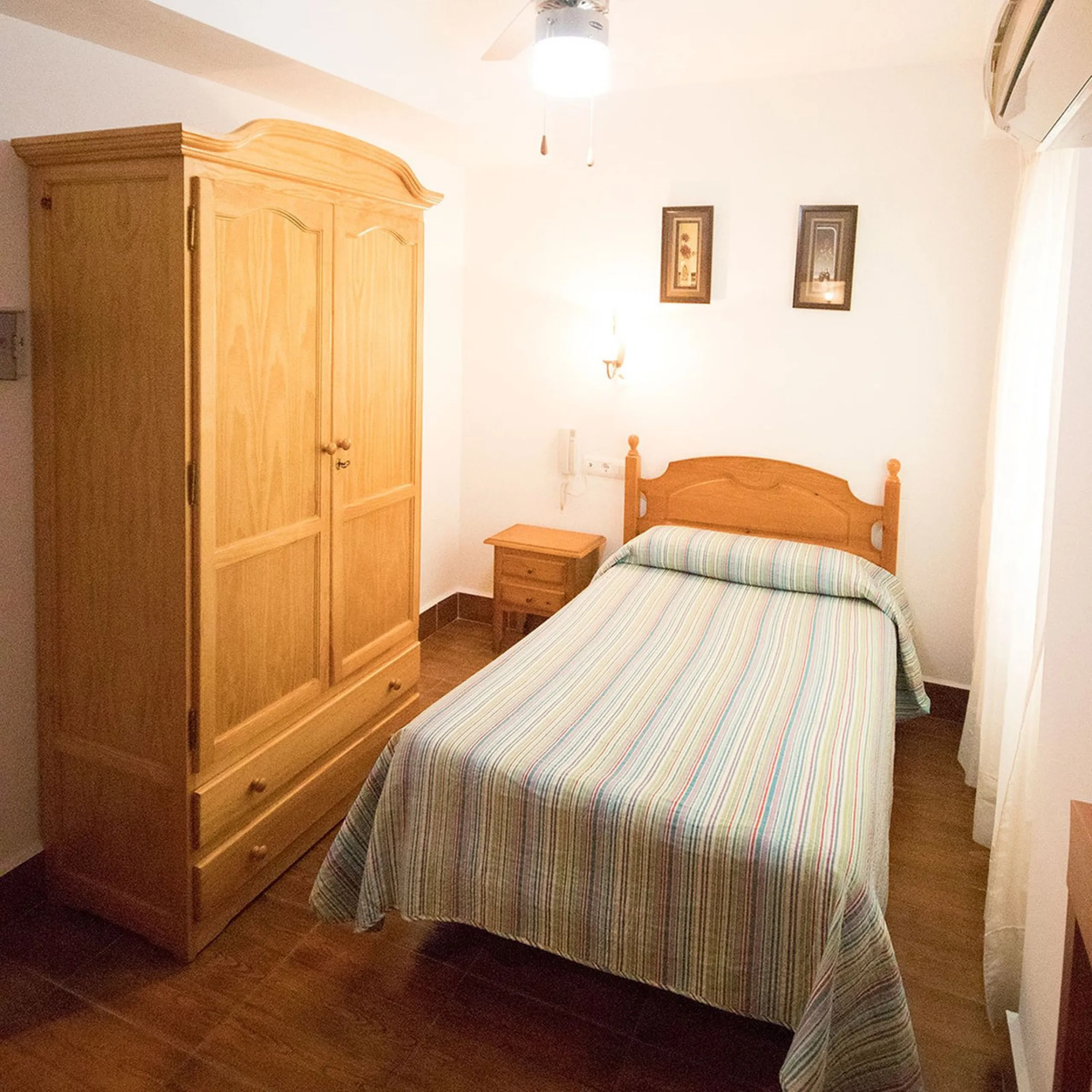 A completely renovated, ready-to-move-in hotel in the tourist town of Tolox. The hotel has 30 rooms: 3 family rooms, 23 doubles and 4 singles. The owners want to sell because of their retirement age and lack of succession.
