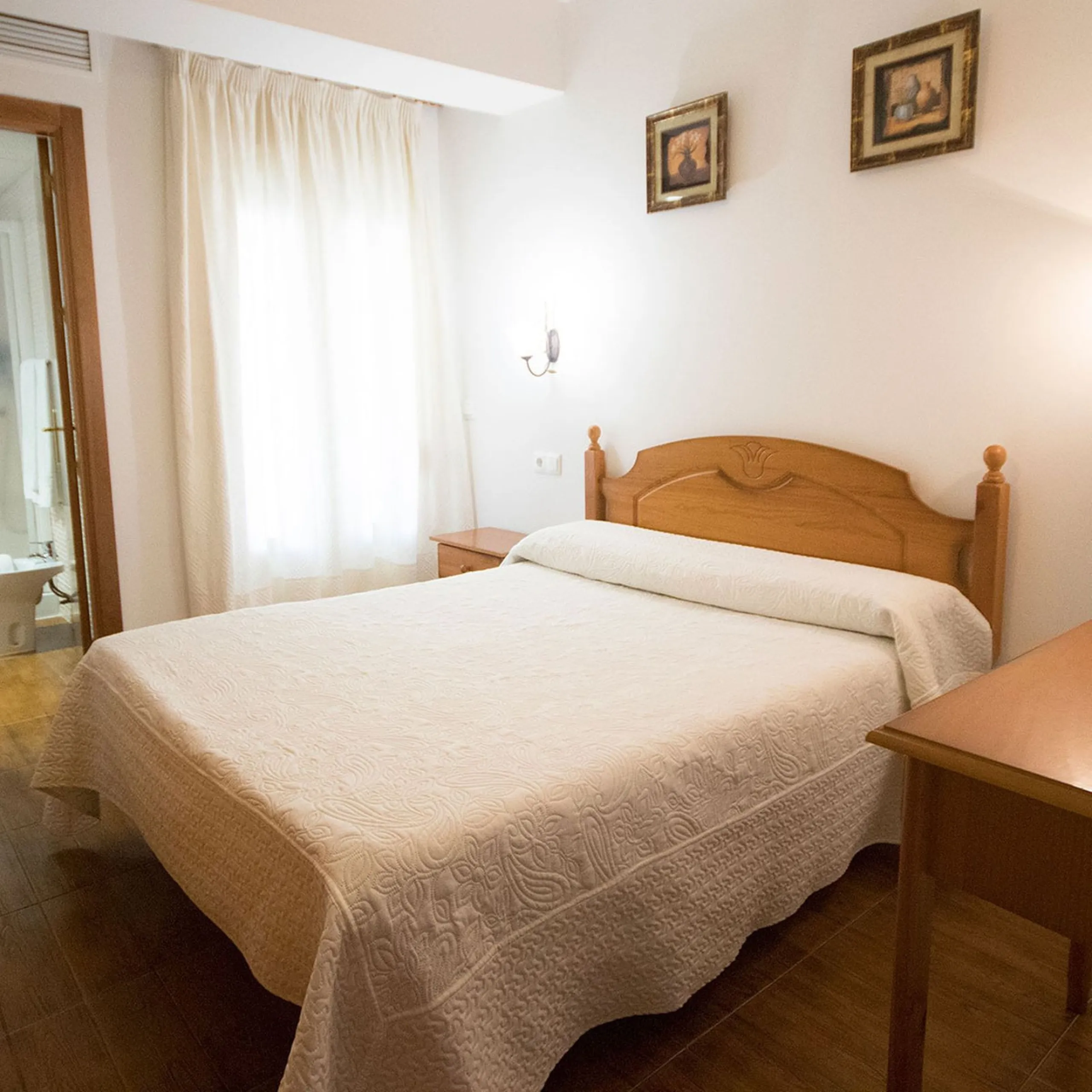 A completely renovated, ready-to-move-in hotel in the tourist town of Tolox. The hotel has 30 rooms: 3 family rooms, 23 doubles and 4 singles. The owners want to sell because of their retirement age and lack of succession.