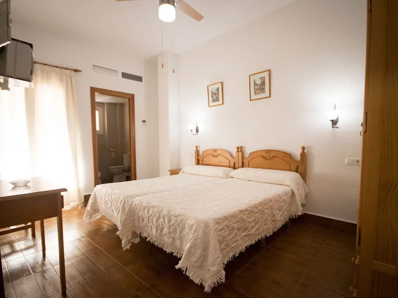 A completely renovated, ready-to-move-in hotel in the tourist town of Tolox. The hotel has 30 rooms: 3 family rooms, 23 doubles and 4 singles. The owners want to sell because of their retirement age and lack of succession.