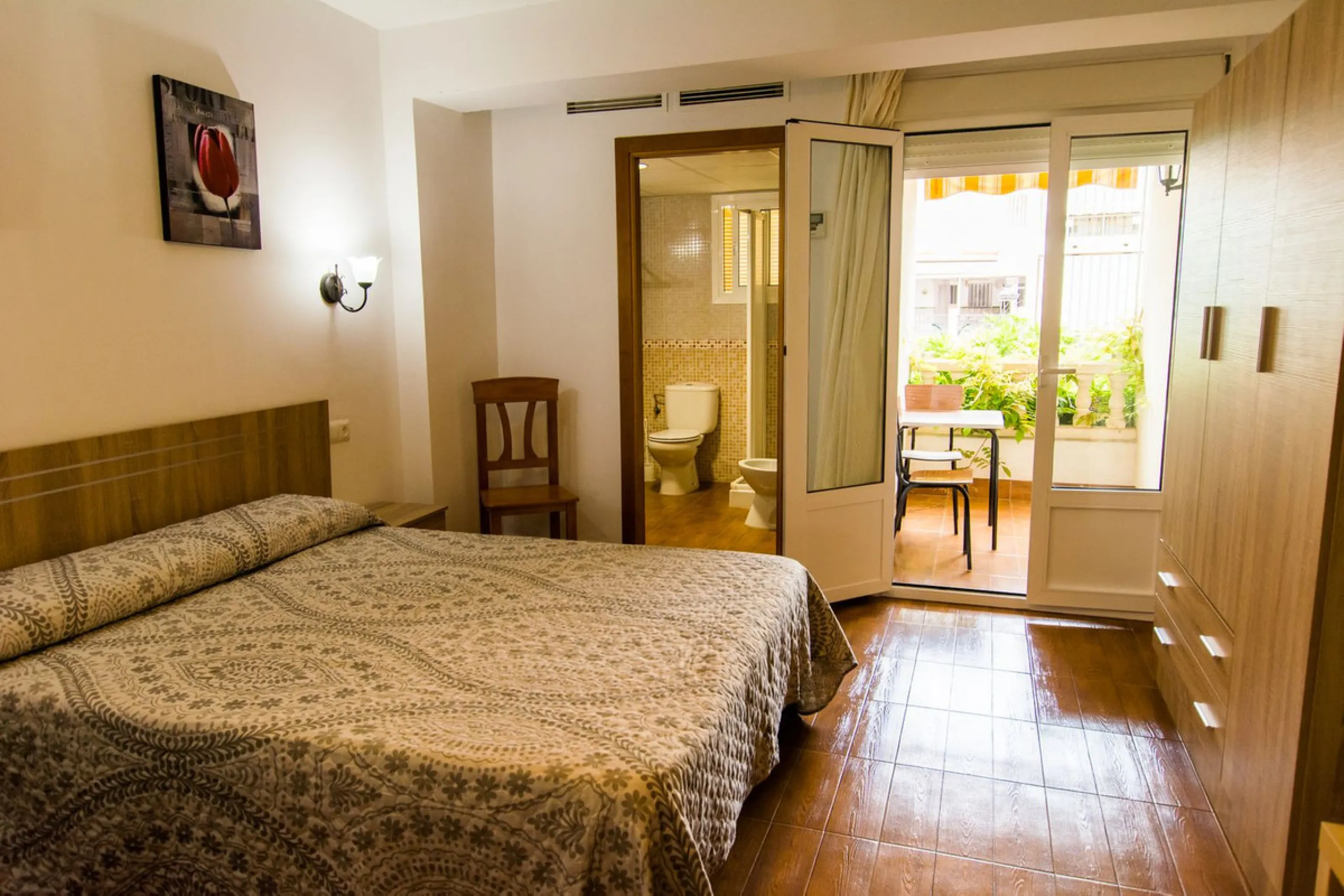 A completely renovated, ready-to-move-in hotel in the tourist town of Tolox. The hotel has 30 rooms: 3 family rooms, 23 doubles and 4 singles. The owners want to sell because of their retirement age and lack of succession.