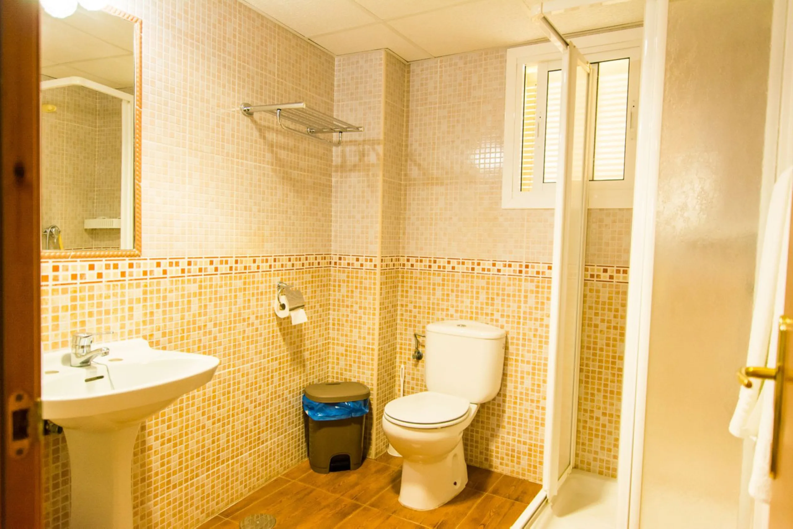 A completely renovated, ready-to-move-in hotel in the tourist town of Tolox. The hotel has 30 rooms: 3 family rooms, 23 doubles and 4 singles. The owners want to sell because of their retirement age and lack of succession.