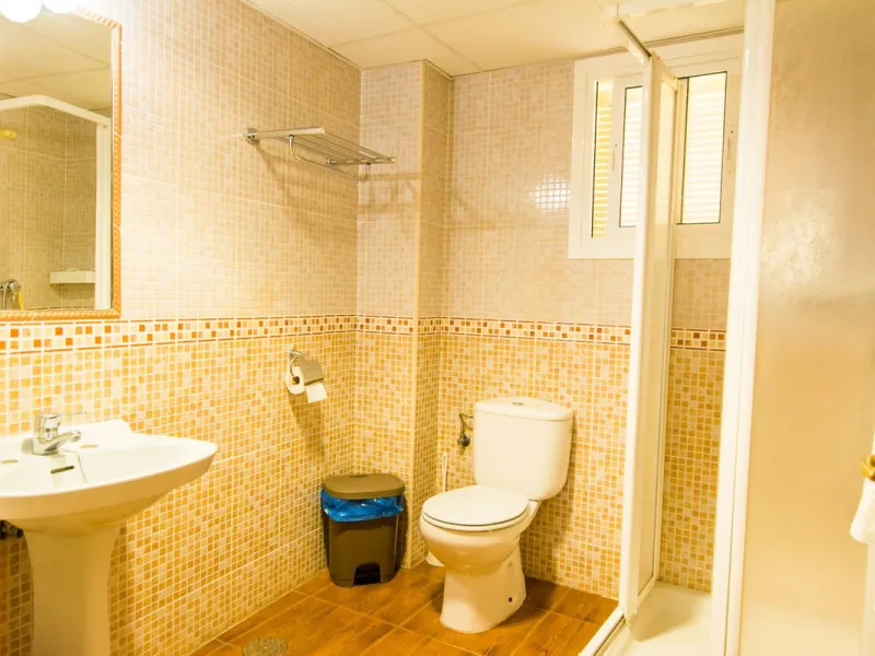 A completely renovated, ready-to-move-in hotel in the tourist town of Tolox. The hotel has 30 rooms: 3 family rooms, 23 doubles and 4 singles. The owners want to sell because of their retirement age and lack of succession.