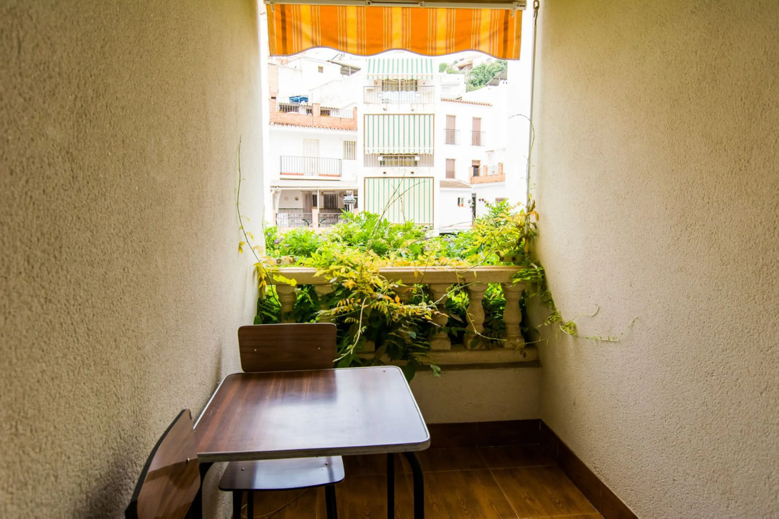 A completely renovated, ready-to-move-in hotel in the tourist town of Tolox. The hotel has 30 rooms: 3 family rooms, 23 doubles and 4 singles. The owners want to sell because of their retirement age and lack of succession.
