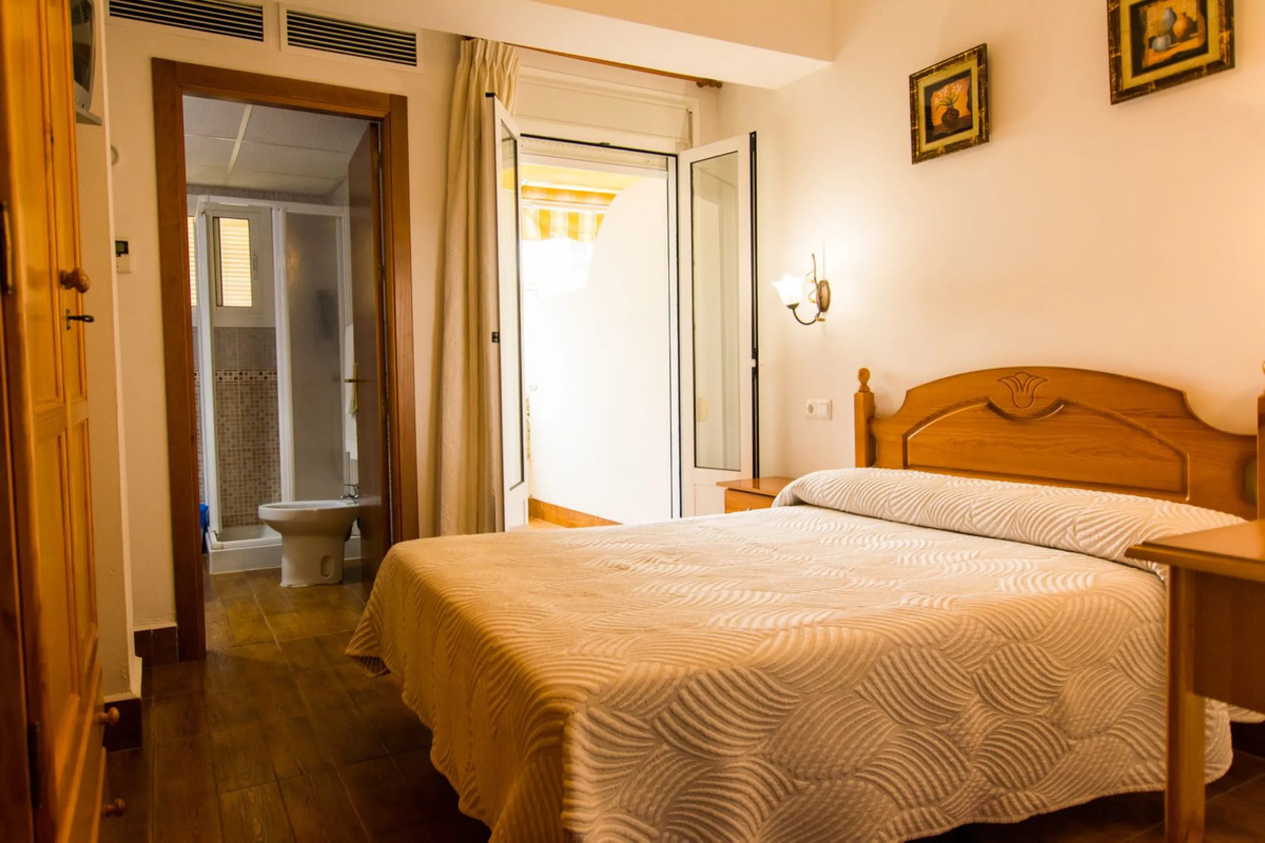 A completely renovated, ready-to-move-in hotel in the tourist town of Tolox. The hotel has 30 rooms: 3 family rooms, 23 doubles and 4 singles. The owners want to sell because of their retirement age and lack of succession.