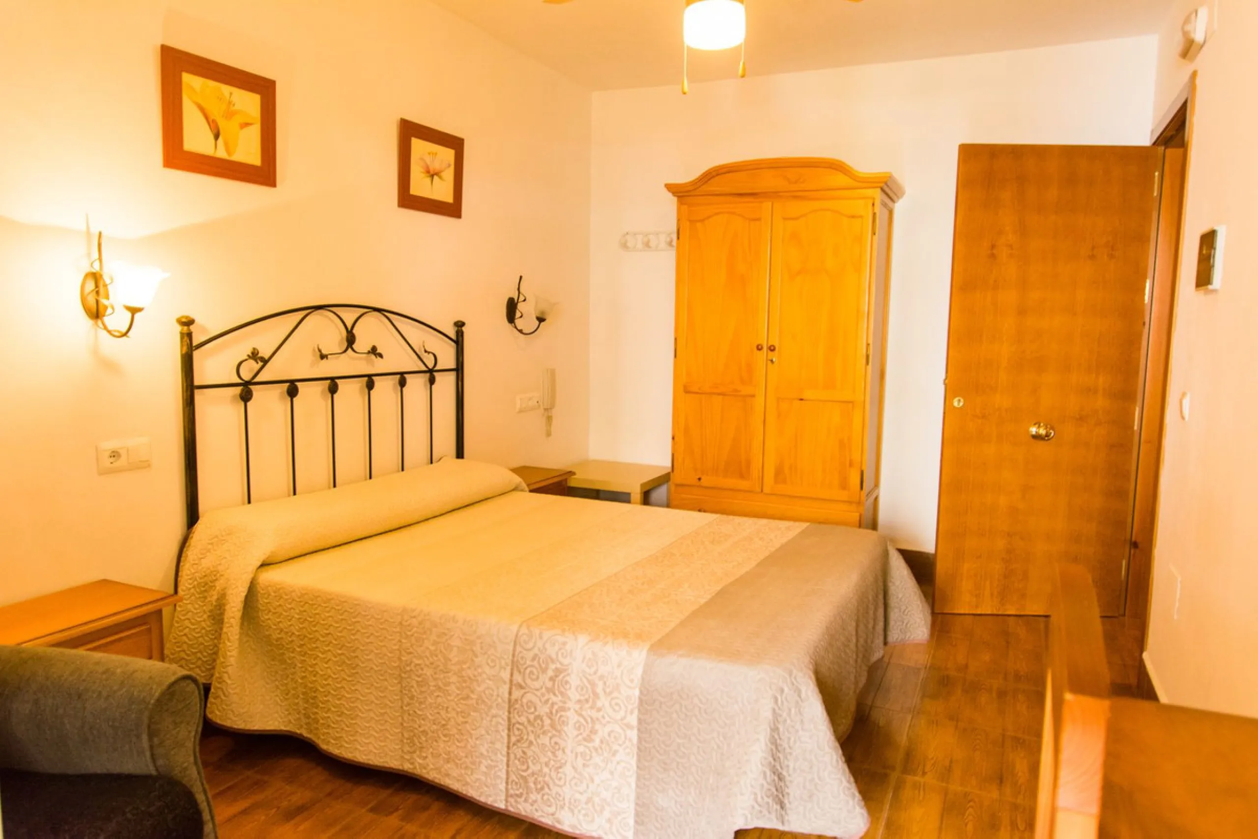A completely renovated, ready-to-move-in hotel in the tourist town of Tolox. The hotel has 30 rooms: 3 family rooms, 23 doubles and 4 singles. The owners want to sell because of their retirement age and lack of succession.