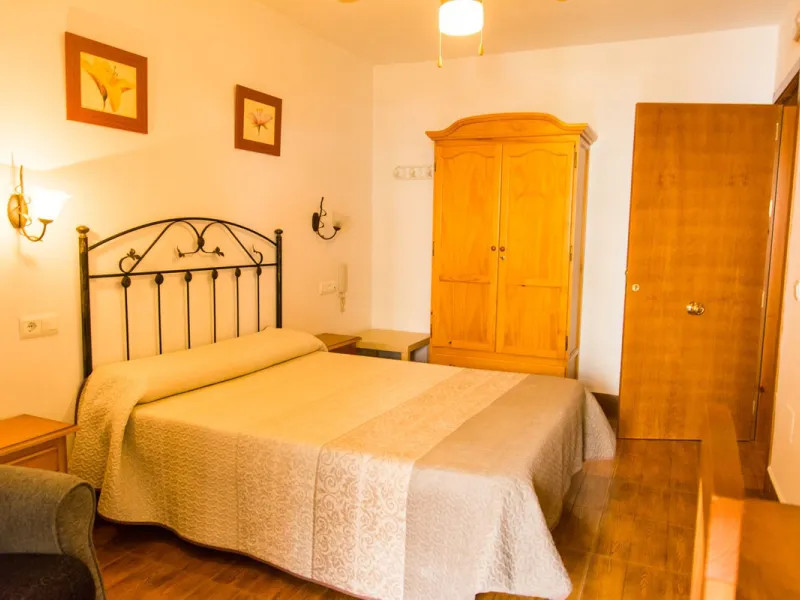 A completely renovated, ready-to-move-in hotel in the tourist town of Tolox. The hotel has 30 rooms: 3 family rooms, 23 doubles and 4 singles. The owners want to sell because of their retirement age and lack of succession.